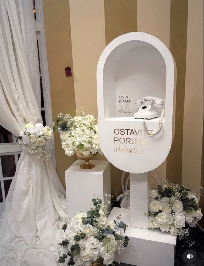 Digitalna knjiga gostiju — elegantni vintage telefon na vjenčanju